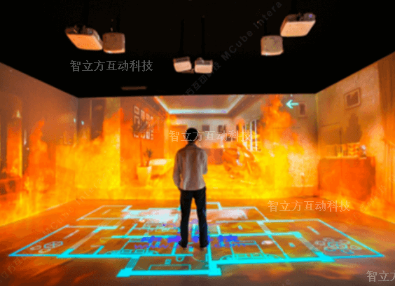 西宁路面坍塌：现场路人应急救援，暖心又揪心！