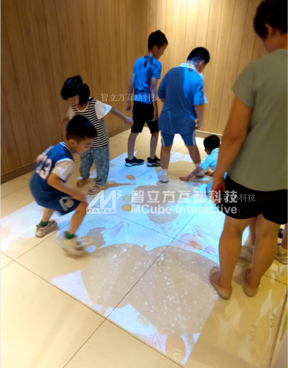重燃门店人气！金年会 金字招牌诚信至上地面互动足球投影游戏门店暖场引流装备！