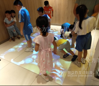 金年会 金字招牌诚信至上地面互动投影游戏：掀起商场零售儿童门店引流新热潮！